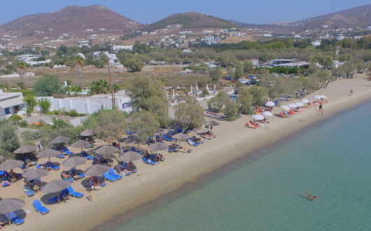 Λιβάδια Πάρου: H πιο κοντινή οργανωμένη παραλία στην Παροικία
